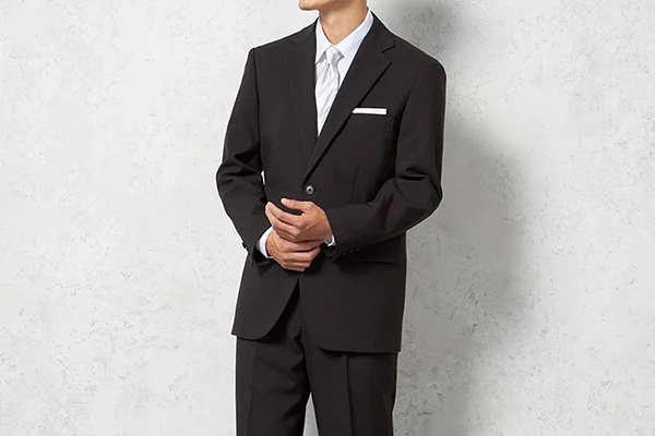 フォーマルスーツ（礼服・喪服）との違い